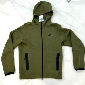 NWT! NIKE tech - Green - Size Medium